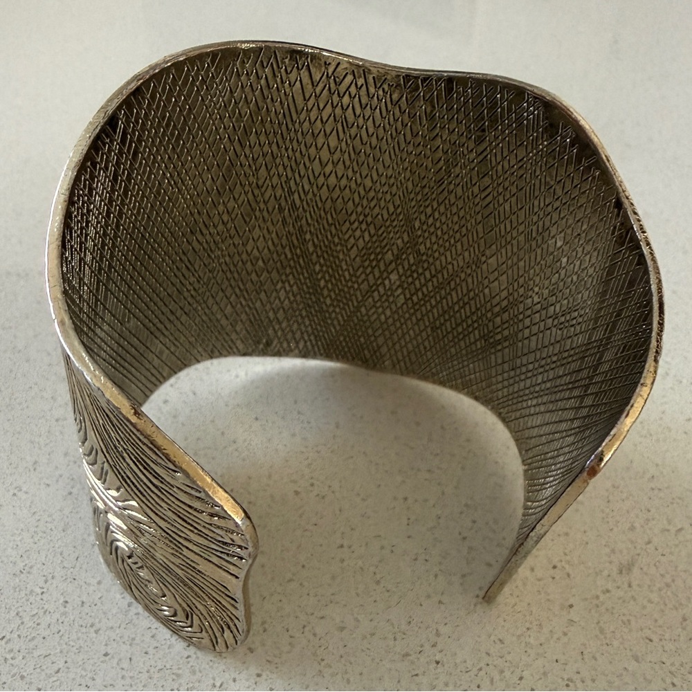 Elegant Textured Cuff Bracelet - Picture 7 of 9
